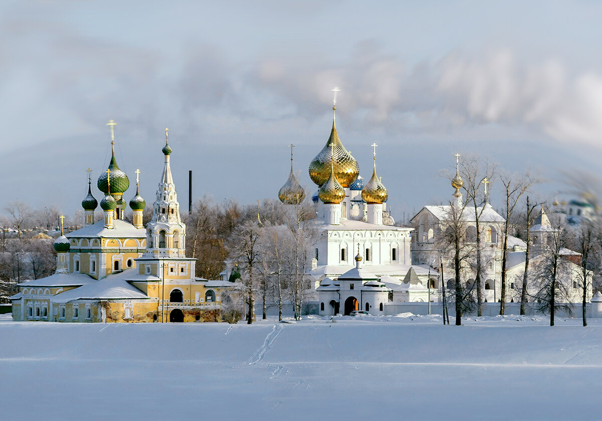 Вид на Угличский кремль с Волги.