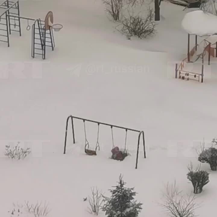 Огромные сугробы не остановили ребёнка в Туле: он пытается покачаться на засыпанных снегом качелях.  Видео «Тульские новости».   RT на русском. Подпишись