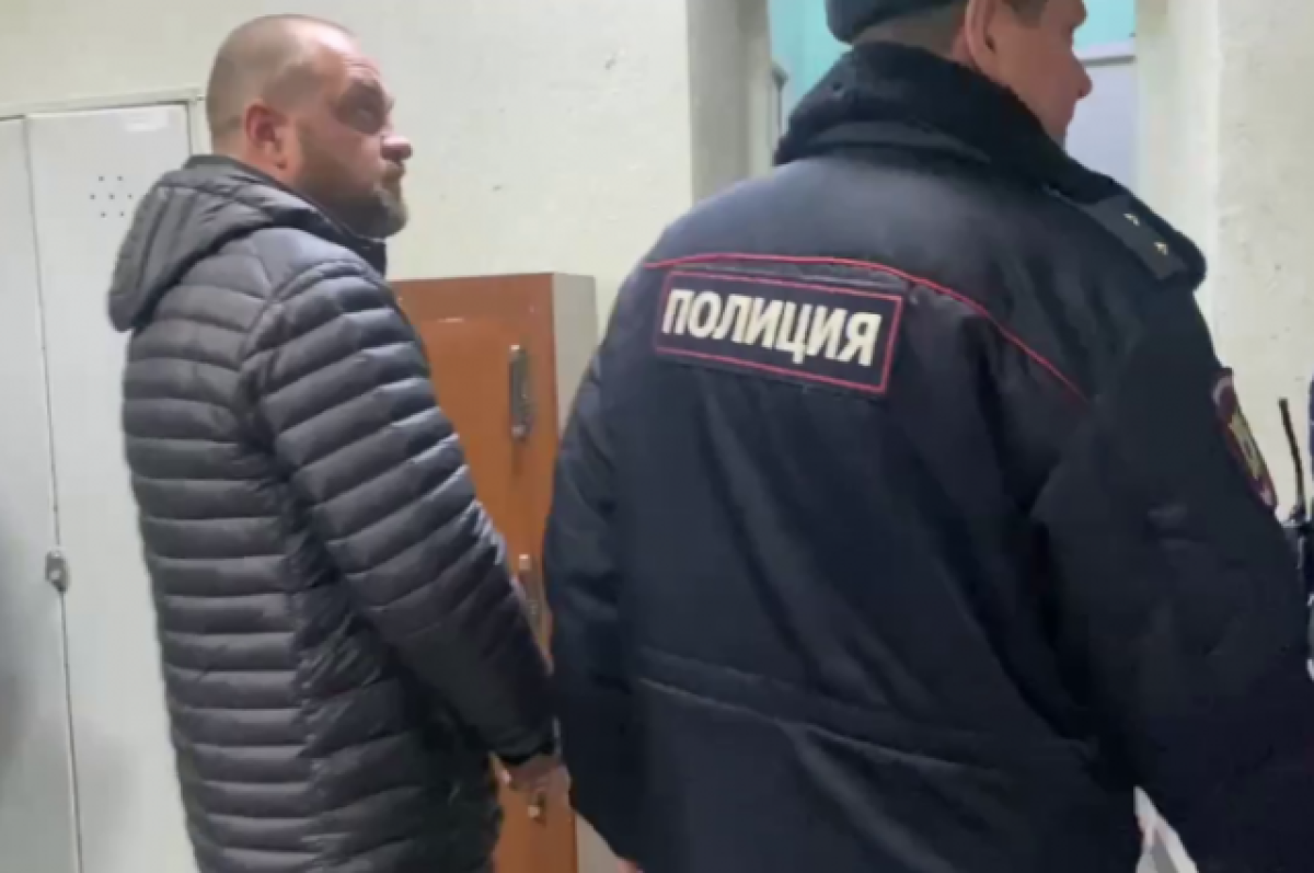    Андрея Колесникова ведут в зал суда.