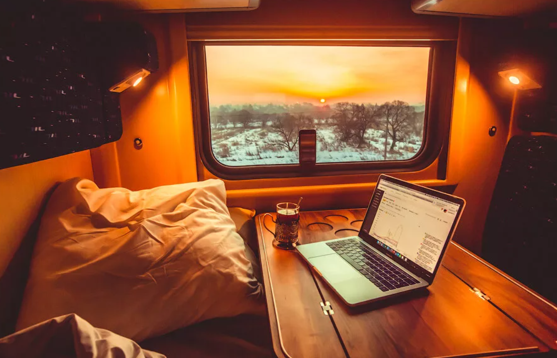 Уютный поезд. Путешествие на поезде. Уютное купе в поезде. Красивый вид из поезда.