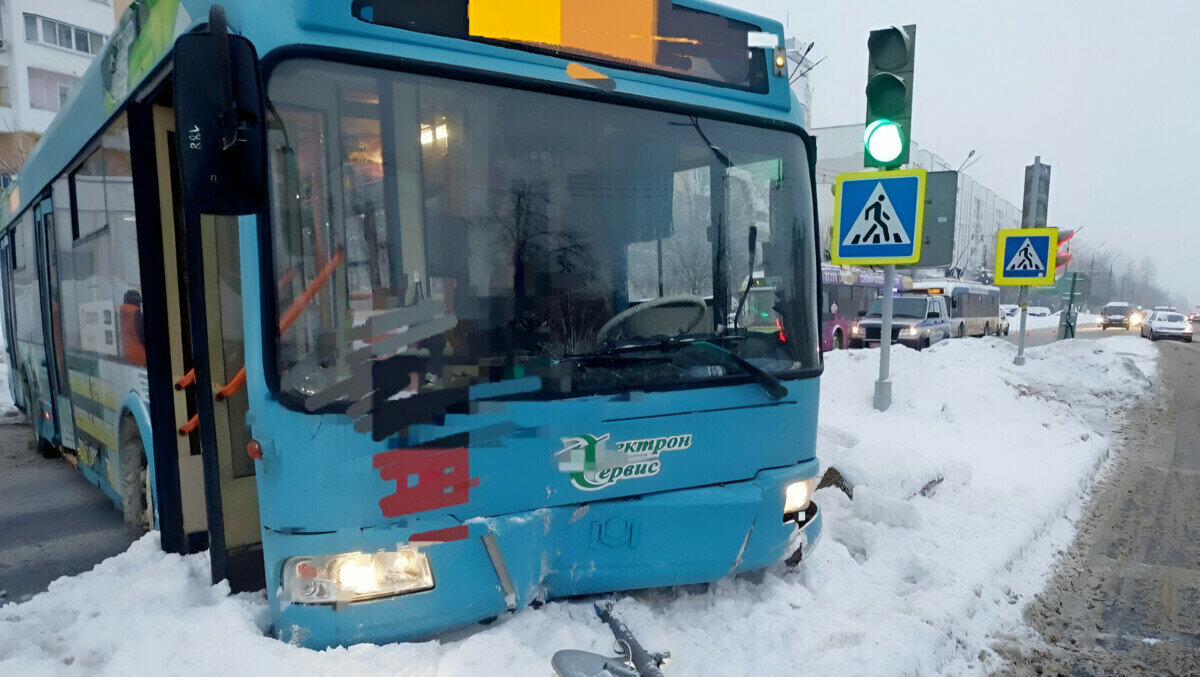 В Витебске водитель троллейбуса попытался избежать ДТП. Вот, что из этого вышло — Фото