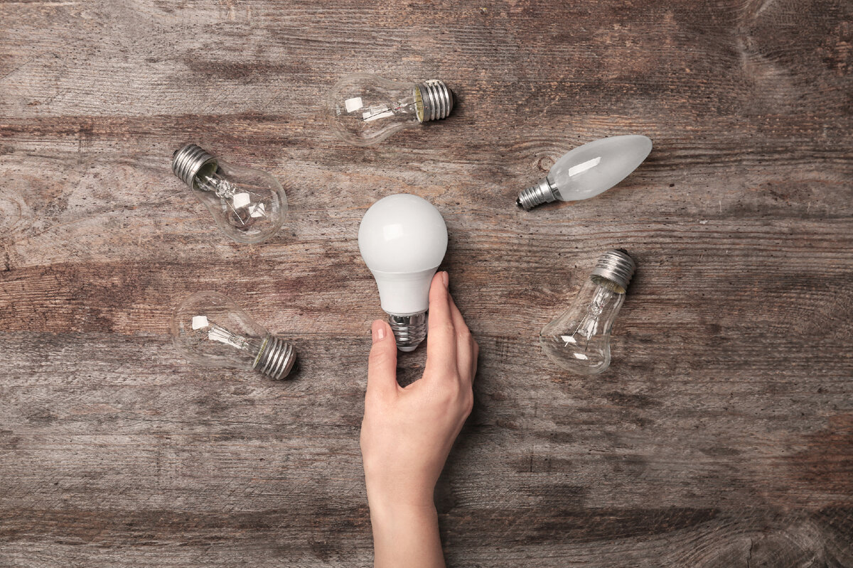 Источник: depositphotos 

Светодиодные лампочки стоят дороже обычных, но они быстро окупятся, да и срок службы у них дольше