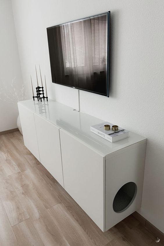 Можно предусмотреть нишу для лотка в тумбе