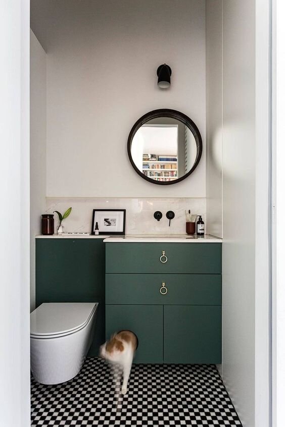 Можно сделать нишу под раковиной