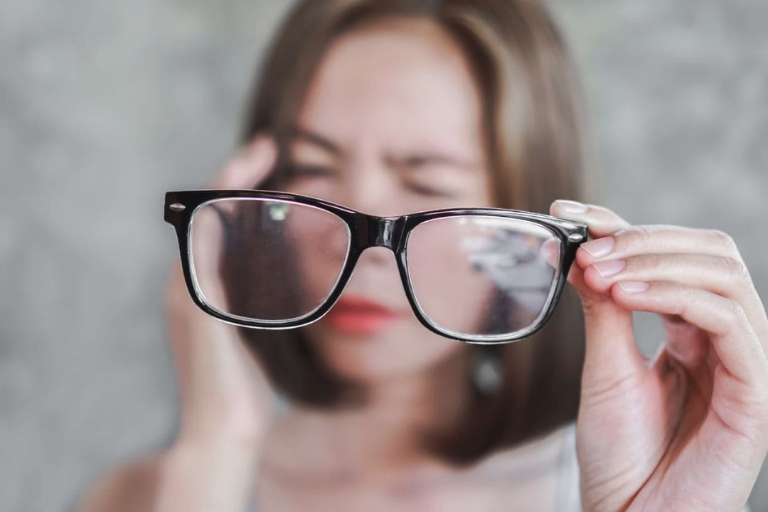 Почему очки назвали очками. Очки для близоруких. Люди в очках близорукость. Близорукий человек в очках. Очки для дальнозорких.