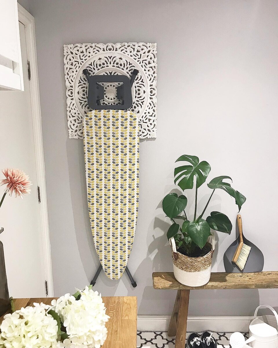 Гладильная доска на внутренней стороне двери