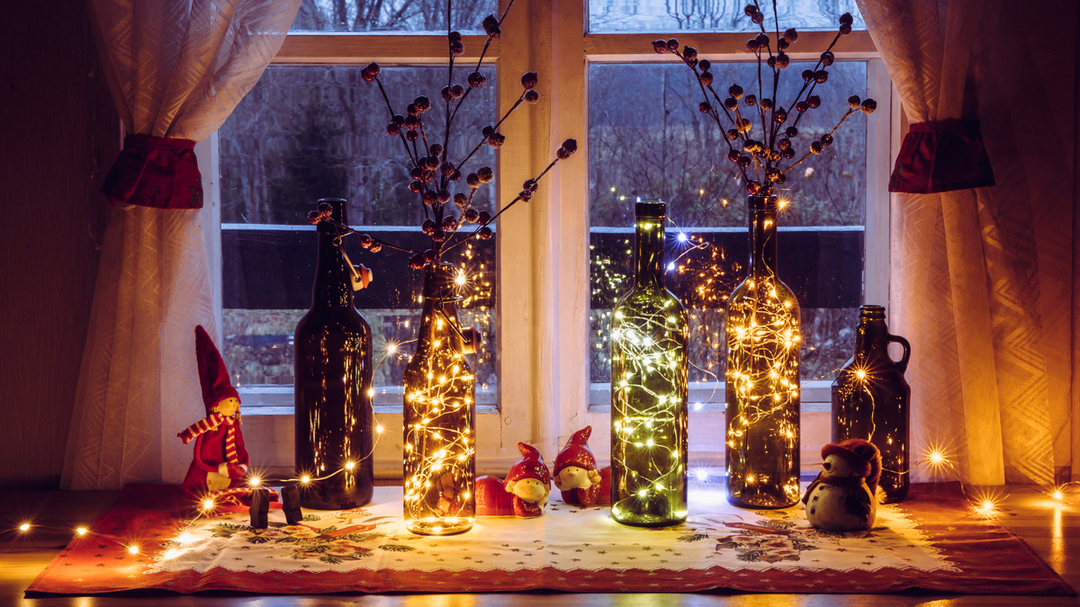 В цветных емкостях огоньки заиграют особенно живо.