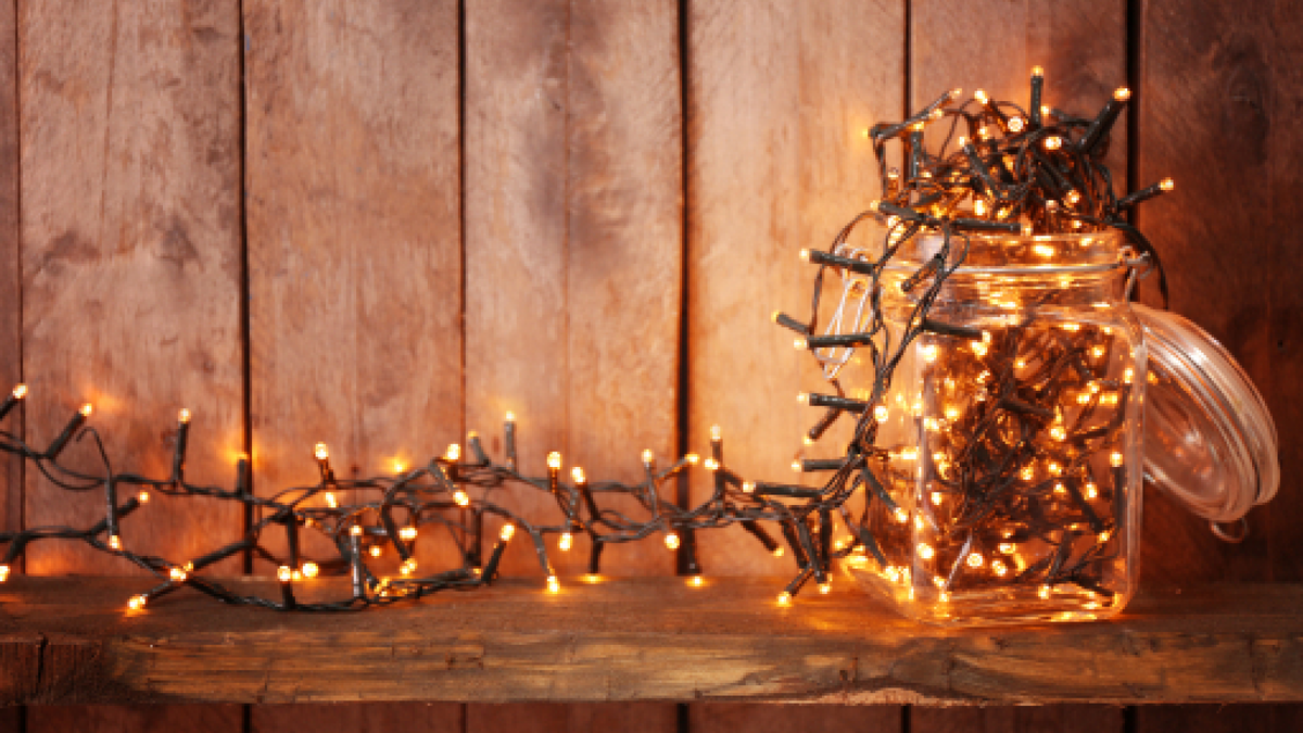 Продумайте расположение декора заранее. Вблизи розеток подойдут гирлянды от сети, вдалеке — только устройства на батарейках. 