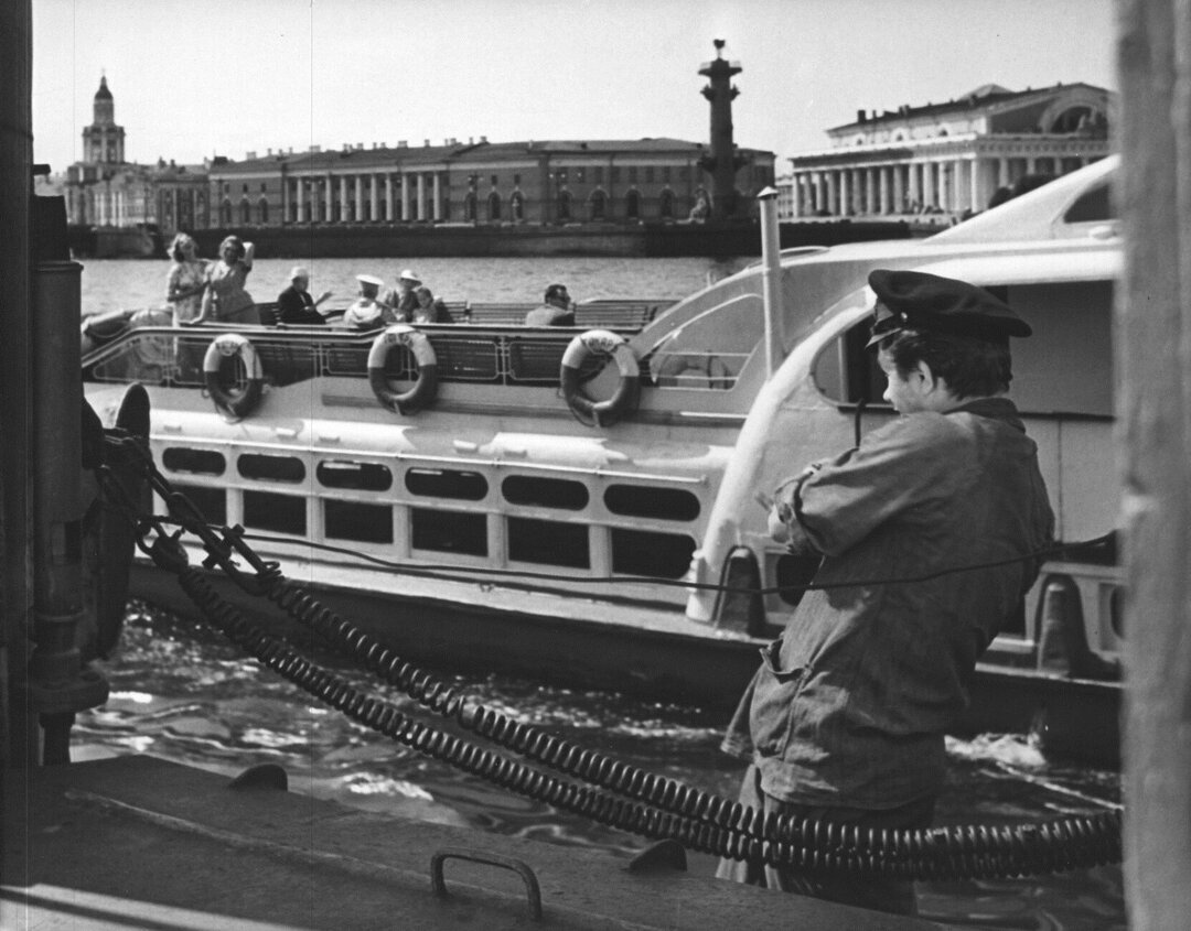 Кадр из фильма "Когда разводят мосты"(режиссёр Виктор Сорокин, по сценарию Василия Аксёнова, музыка Надежды Симонян, к/ст Ленфильм, 1962) Картинка и информация из фильма с сайта kino-teatr.ru