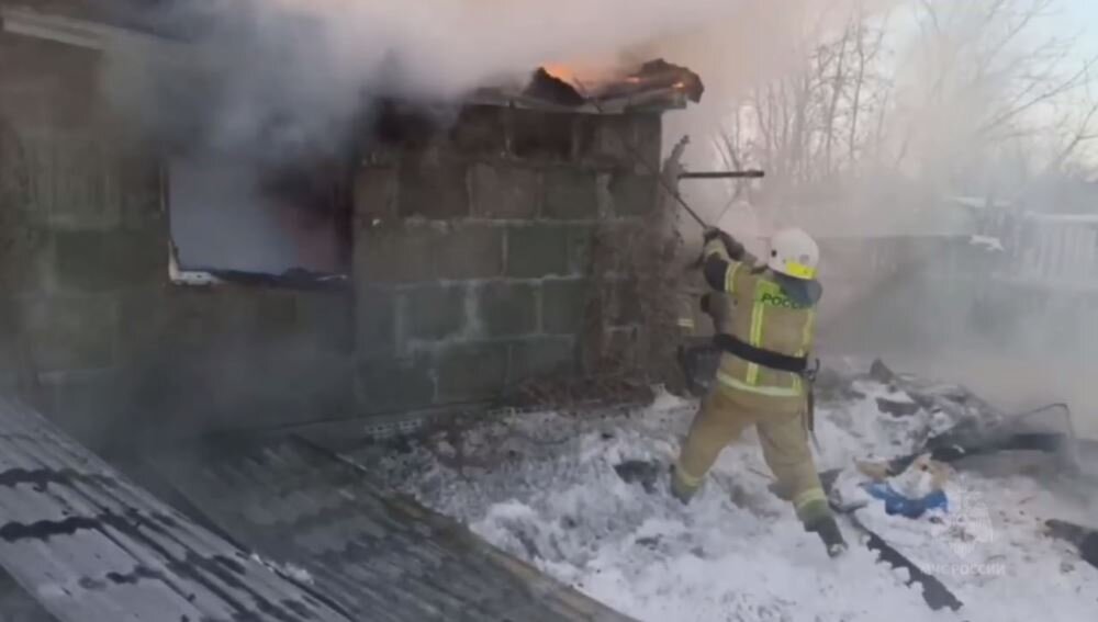    Огонь сильно повредил дом. Фото: ГУ МЧС по Курганской области