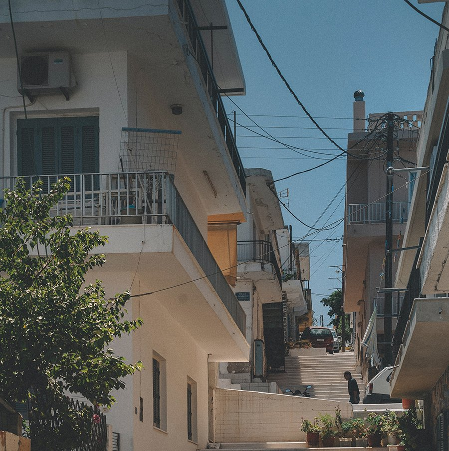 Эксперты рынка недвижимости сообщают о разрыве в среднем от 15% до 25% между запрашиваемыми ценами и суммами реальных продаж в Греции.