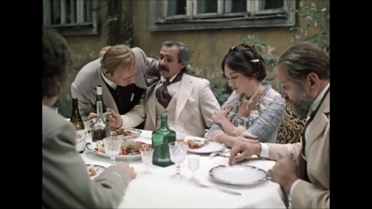 Кадр из фильма "Жестокий романс" по пьесе Островского. Званый обед у Карандышева