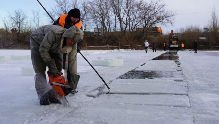    В Оренбурге начали заготовку льда для ледяных фигур и новогодних городков Андрей Севостьянов