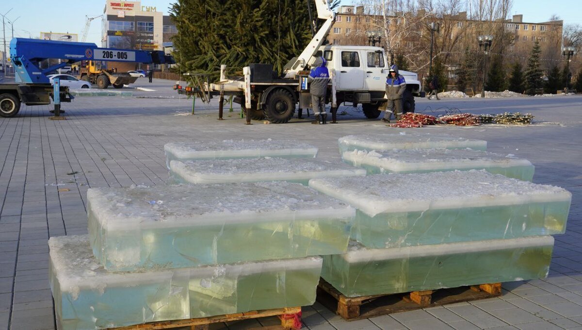    В Оренбурге начали заготовку льда для ледяных фигур и новогодних городков Андрей Севостьянов