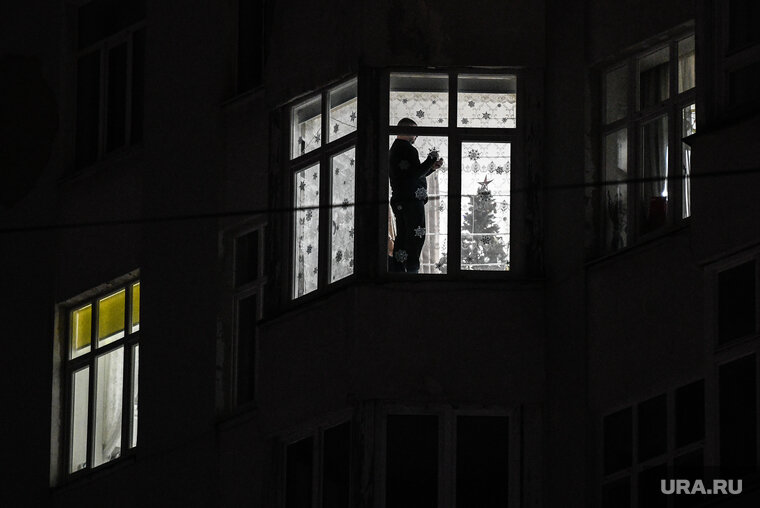    Власти советуют встретить Новый год дома