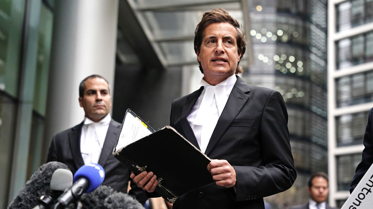 Дэвид Шерборн зачитывает заявление от имени герцога Сассекского