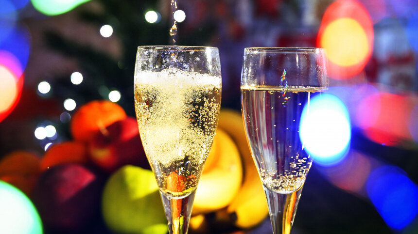 Чтобы новогодняя ночь принесла исключительно радость и не обернулась серьезными проблемами для здоровья, важно знать, может ли праздничный напиток навредить организму.