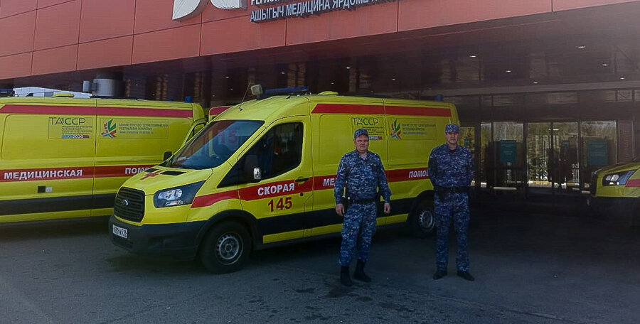 
В числе награждаемых также были два сотрудника группы задержания батальона казанского управления вневедомственной охраны - старшие сержанты полиции Илья Смоляров и Марсель Фасахов. Во время очередного дежурства патрульные совместно с полицейским спасли провалившихся под лед двоих малолетних детей и двух взрослых. Именно благодаря их мужеству, быстроте и смекалке удалось спасти жизнь четырех человек.