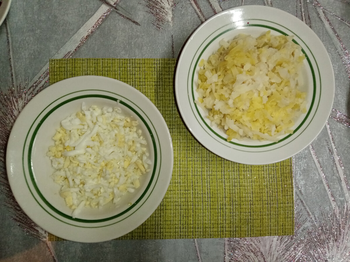 Натертые яйца и картофель