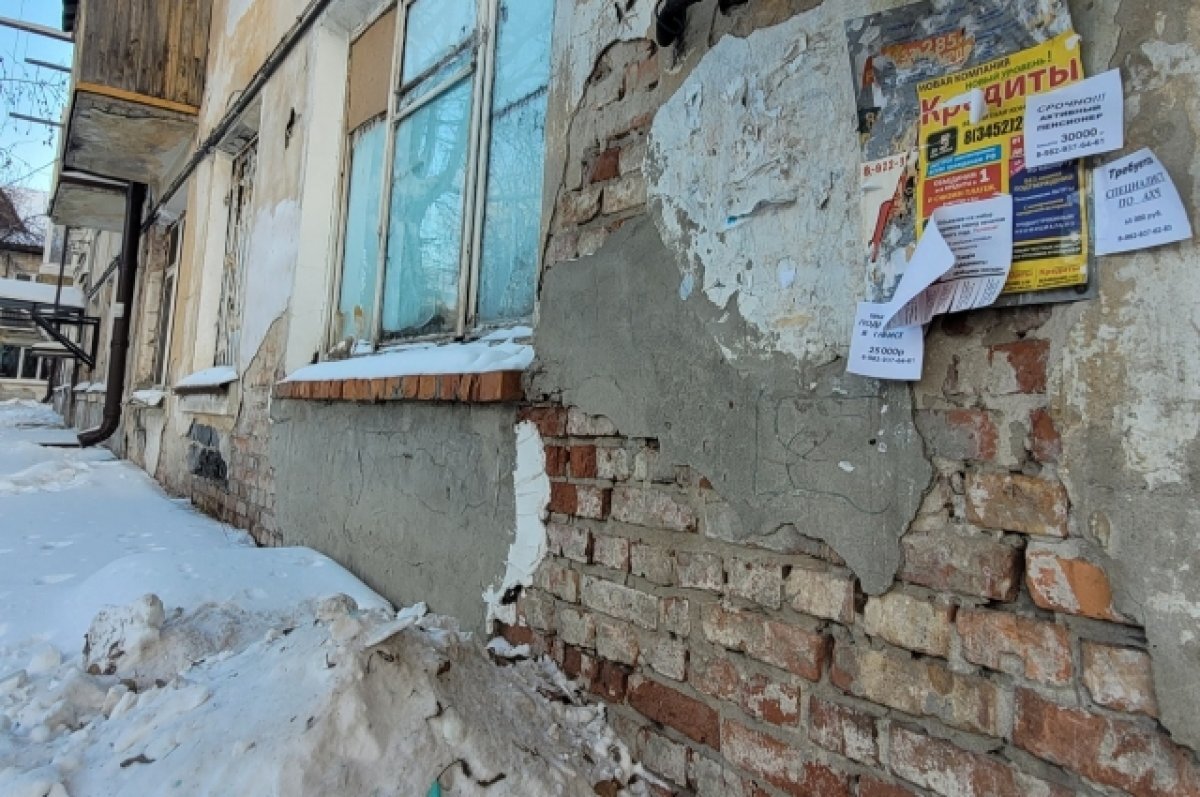   Так выглядит фасад дома, который находится практически в центре города.