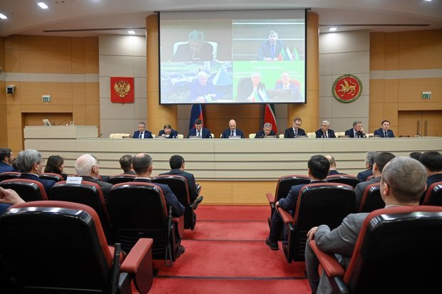 В Доме правительства сегодня прошла объединенная коллегия финансовых, налоговых и казначейских структур, отвечающих за исполнение консолидированного бюджета Татарстана. На репетицию годового отчета в Казань прибыло высшее руководство Минфина, но на этот раз непреклонный Антон Силуанов впервые приехал непосредственно с главой Федерального казначейства Романом Артюхиным. взято realnoevremya.ru с tatarstan.ru 