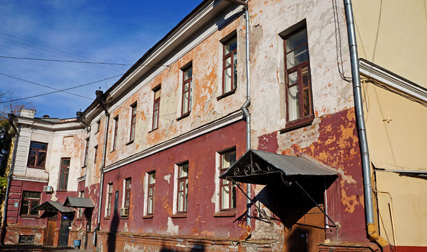     Такой была больница на Вейнбаума до реконструкции.  Восстановленные здания сейчас выставлены на продажу за 430 и 395 млн рублей. Приобретали весь больничный комплекс в 2016 и 2018 годах у города за 72,9 и 22,8 млн руб. соответственно с условием восстановления памятников архитектуры