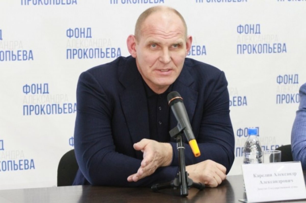    Новосибирский сенатор заявил, что иностранцы чаще хотят получить паспорт РФ