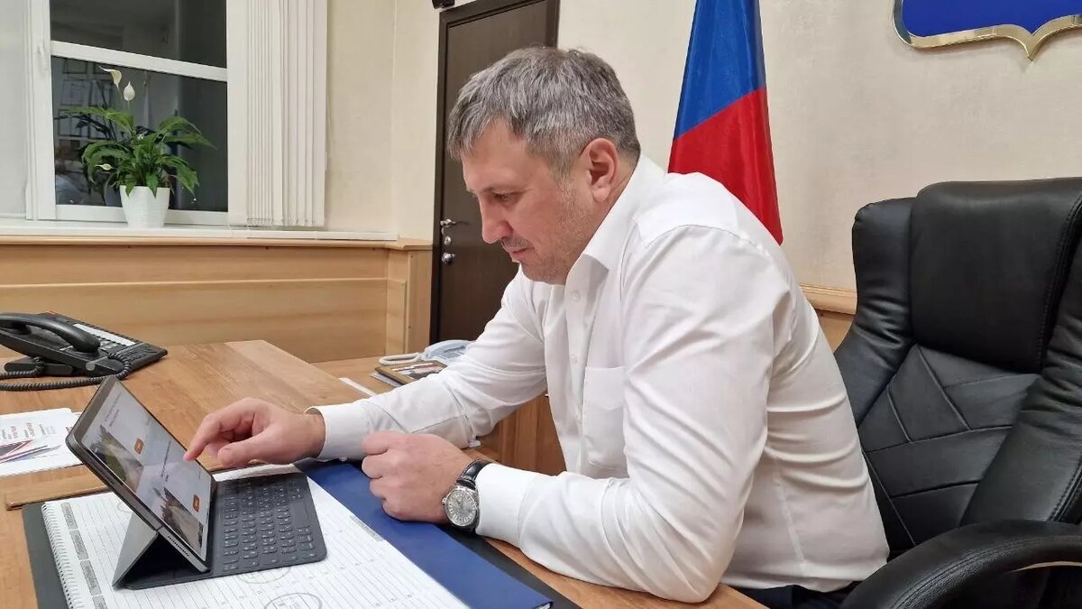     Мэр Дзержинска Нижегородской области Иван Носков пошутил про циклон под названием «Ваня». Он заявил, что не имеет к этому никакого отношения.