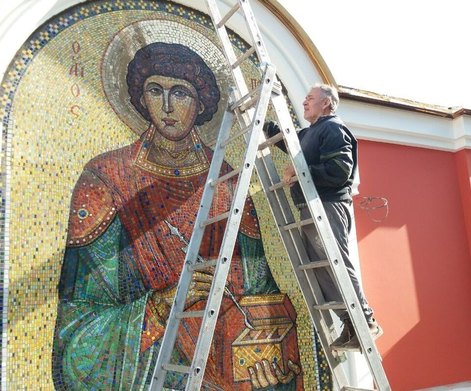 Мозаика которая склеивается водой. Мозаист это. Художник мозаичник. Изготовление мозаики в технике панно. Марко бравура мозаика.