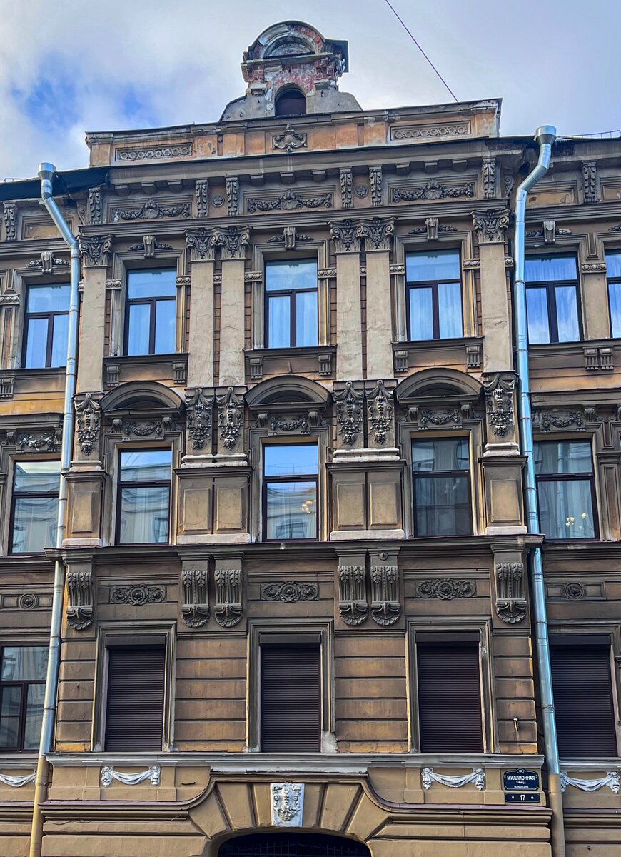 Фасад дома, Миллионная ул., 17. Фото автора