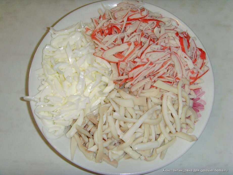 крабовый салат с болгарским перцем красное море. салат снежный краб. салат кальмары крабовые палочки перец болгарский. салат с кальмарами и крабовыми палочками и огурцом и яйцом. салат с кальмарами и крабовыми палочками.