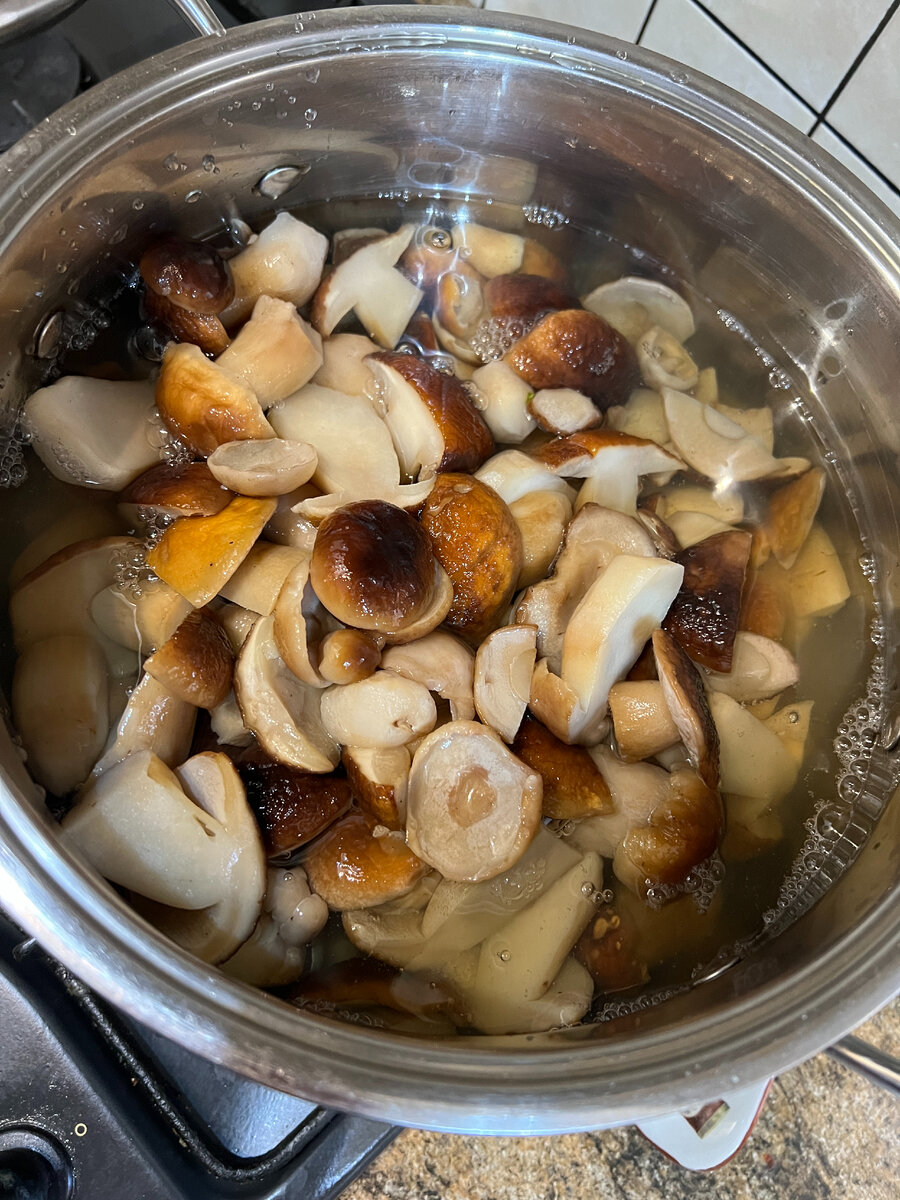 Варить надо в смеси белого сухого вина и винного уксуса в пропорции 4 к 1