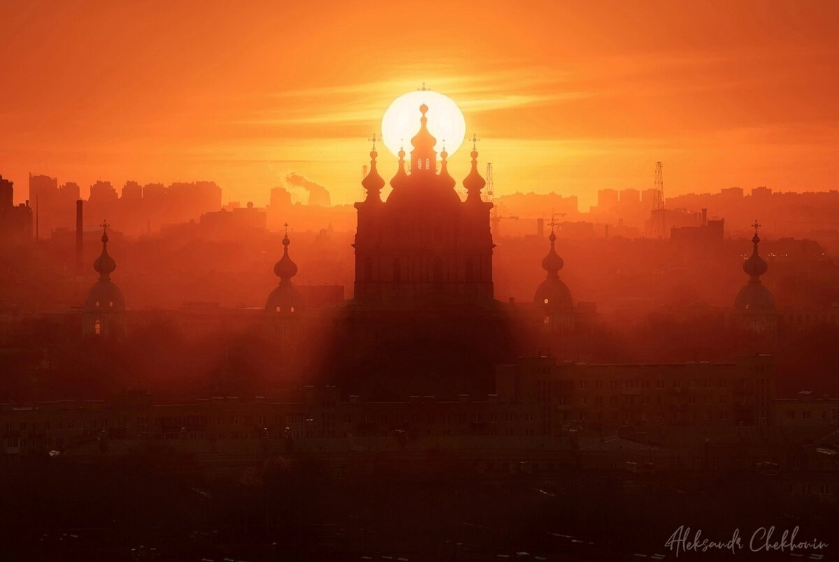 Закат за Смольным собором