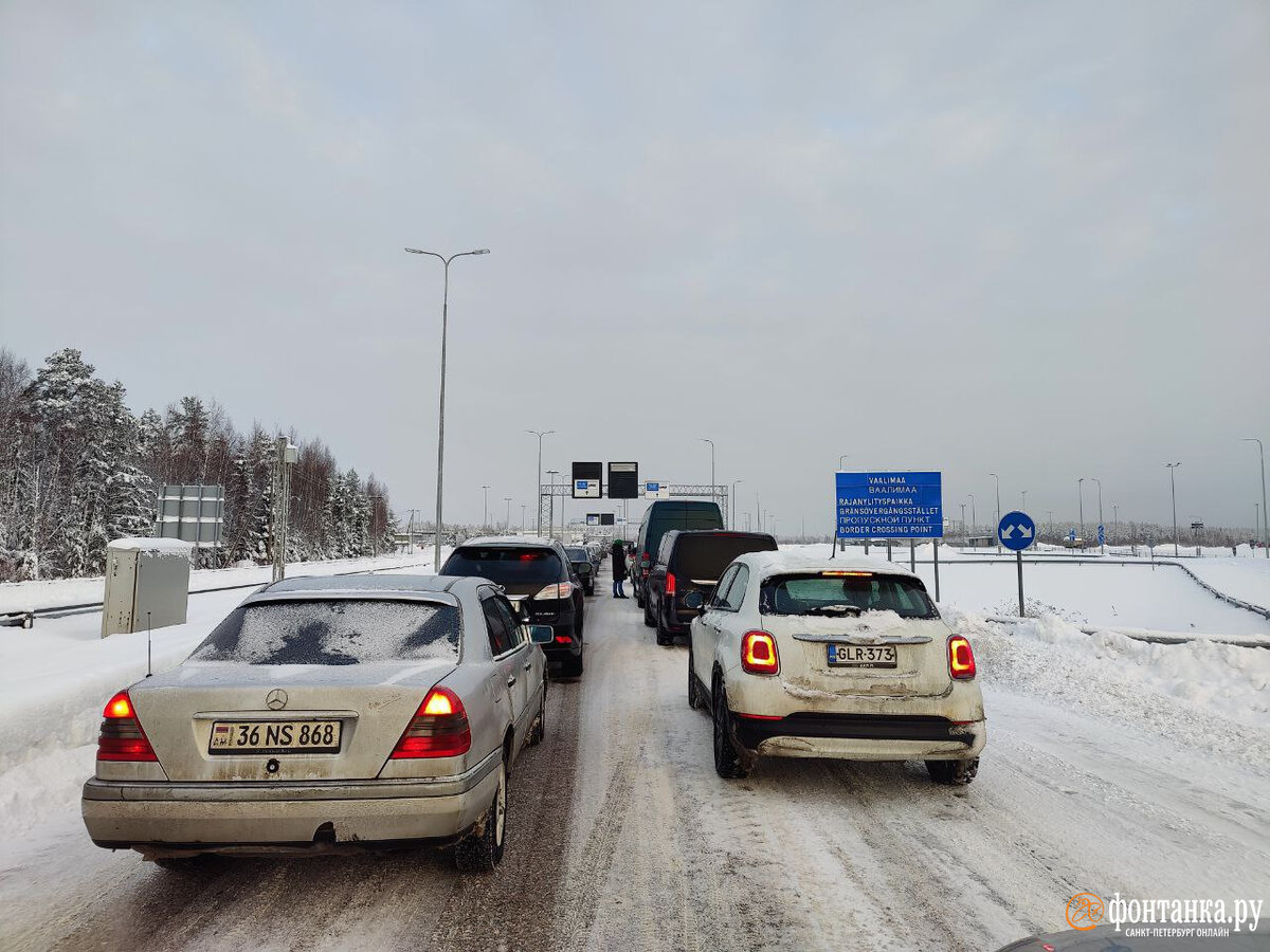 Пытающиеся под закрытие попасть в Финляндию автомобили стоят в гигантских  пробках среди беженцев, а выезд в сторону России и вовсе может закрыться  раньше, сообщают пограничники и водители из пробок 15 декабря. Читайте