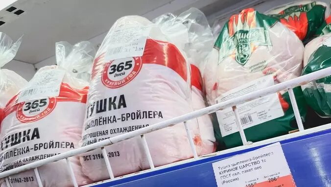     В Тюменской области с начала года куриное мясо подорожало в среднем на 2,5 рубля. Такие данные приводит Тюменьстат. Однако, судя по последним ценникам, рост стоимости этого продукта значительно превысил официальный показатель.