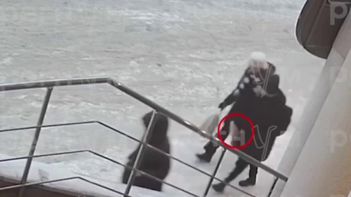 На фото ученица устроившая стрельбу