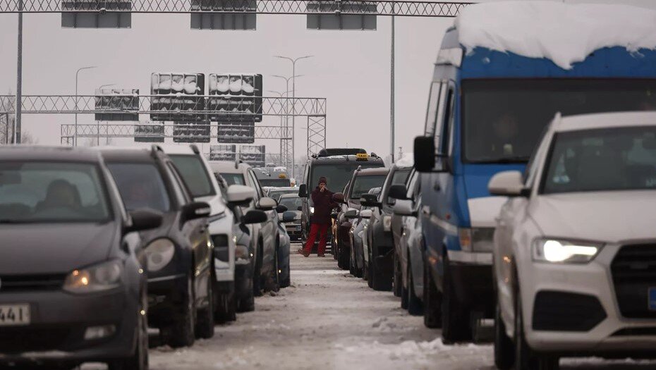    Автомобили в очереди на въезд в Россию перед КПП Ваалимаа 15 декабря 2023 года. Финляндия. Автор фото: iltalehti.fi