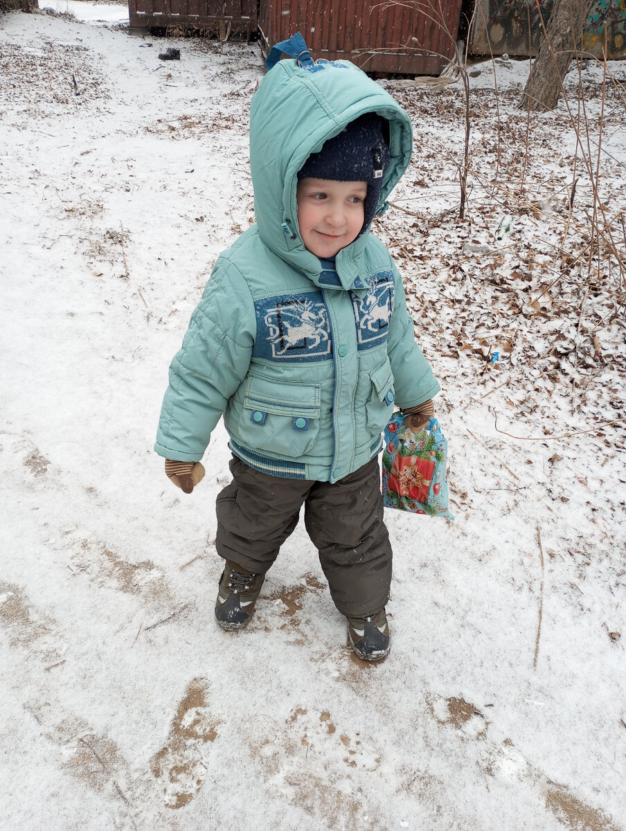 Помогал сегодня мне нести покупки.