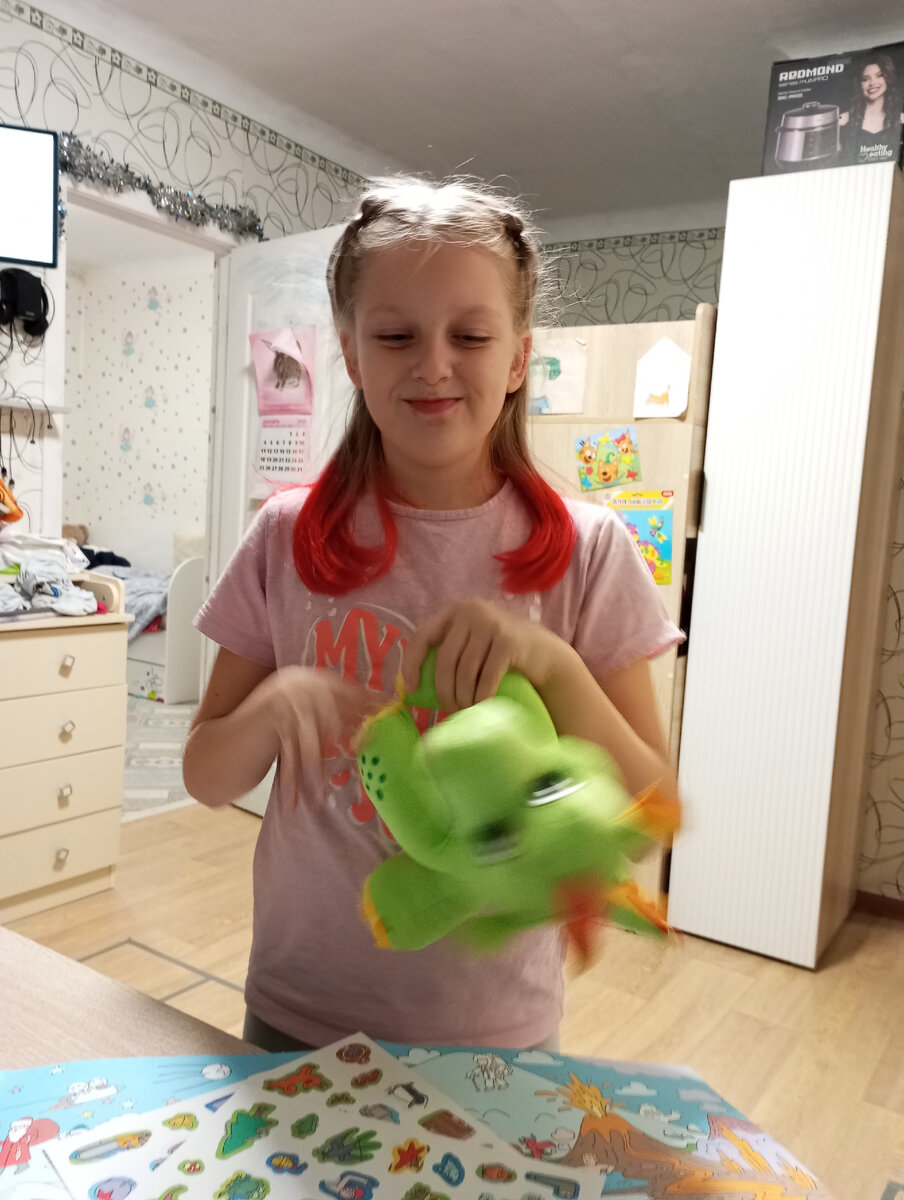 Первые подарочки подъехали.