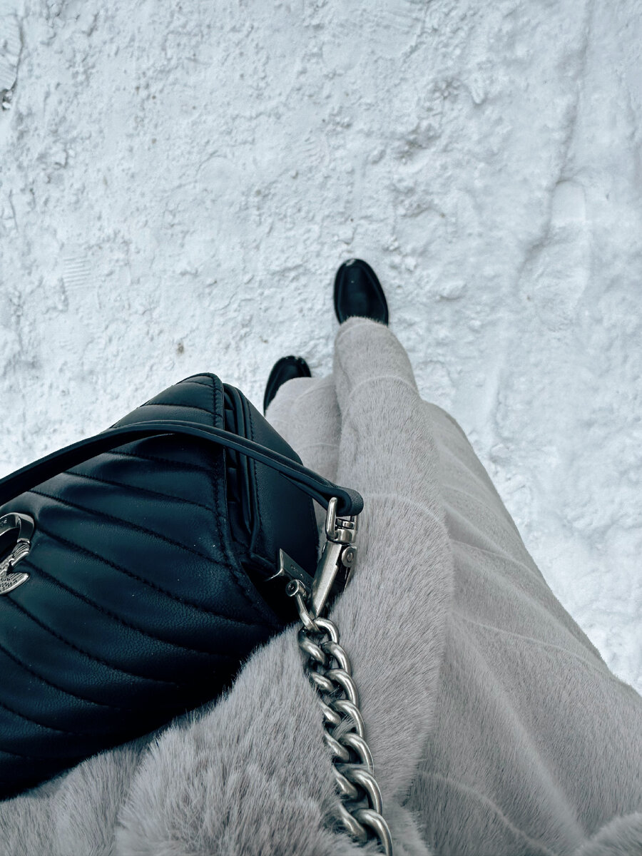 Мне очень нравится качество экомеха — он густой, выглядит натурально, не лезет, не заламывается и лично я получаю огромное удовольствие каждый раз, когда надеваю свои шубы. Эта серая под норку очень теплая и рассчитана на морозы до -25 градусов.