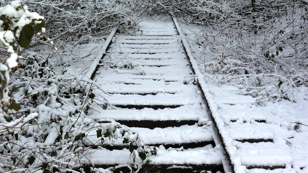 почему электрички опаздывают сегодня. поезда идут с задержкой. покажи три восьмёрки поезд. забайкальская железная дорога. почему идёт задержка электричек на ярославском.