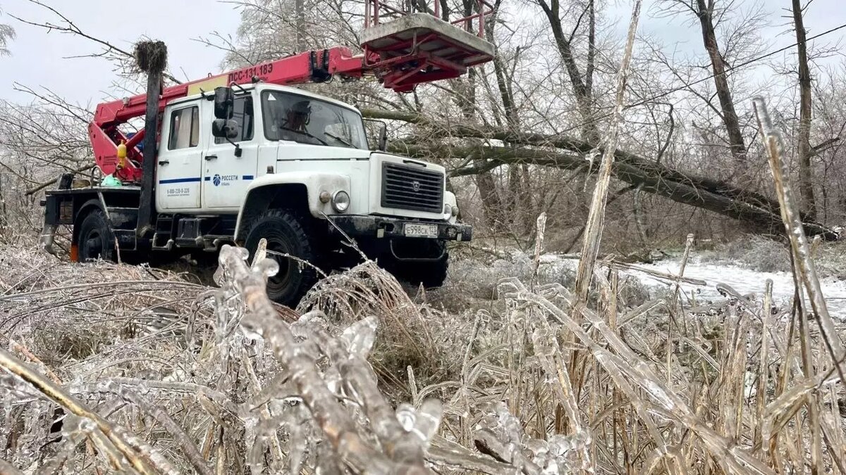     В Ростовской области дома, которые из-за непогоды остались без электричества, подключают к резервным источникам, сообщили RostovGazeta в компании «Россети Юг».