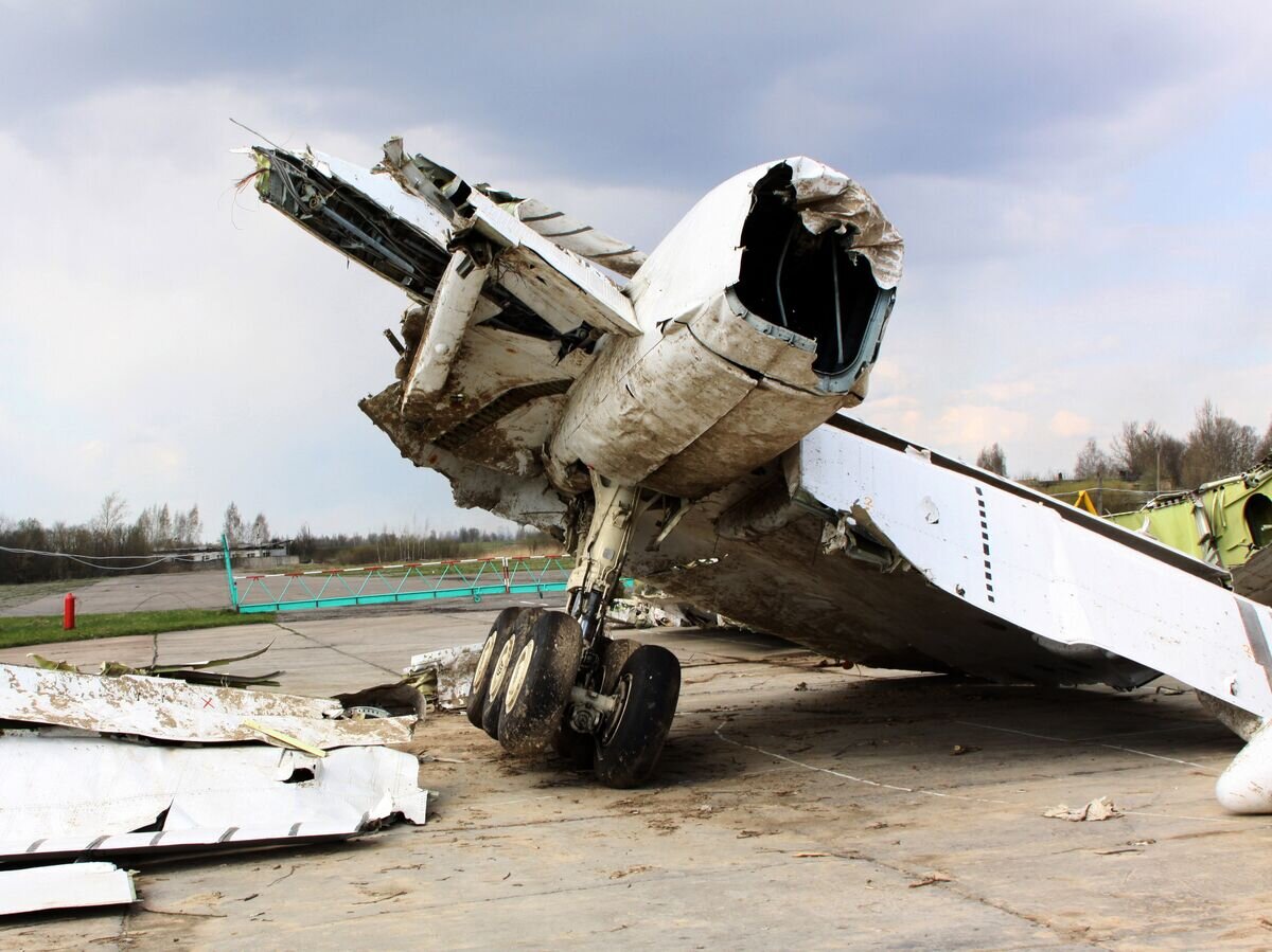    Обломки польского правительственного самолета Ту-154 на охраняемой площадке аэродрома в Смоленске© РИА Новости / Олег Минеев