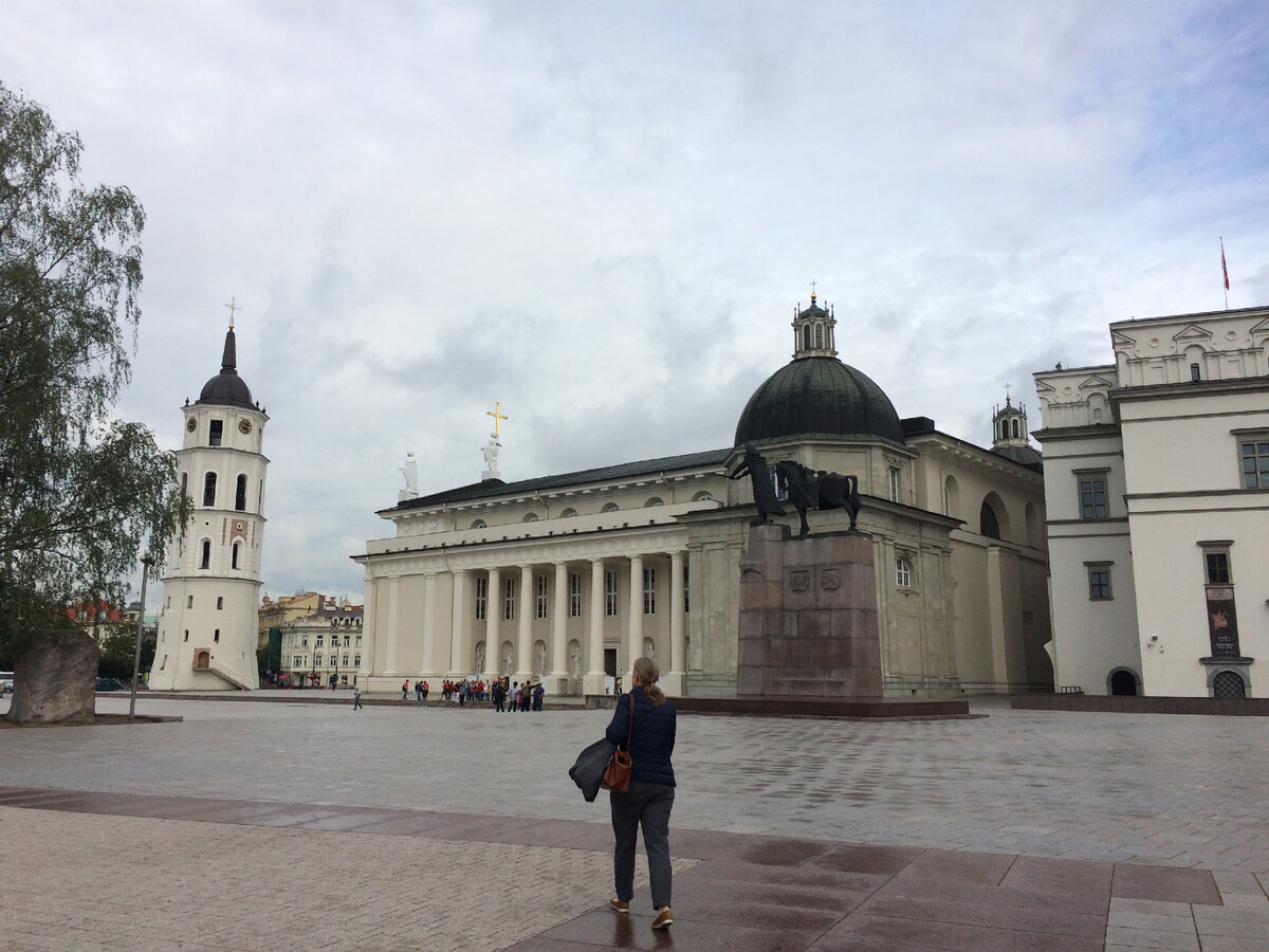 Площадь в центре Старого города в Вильнюсе 