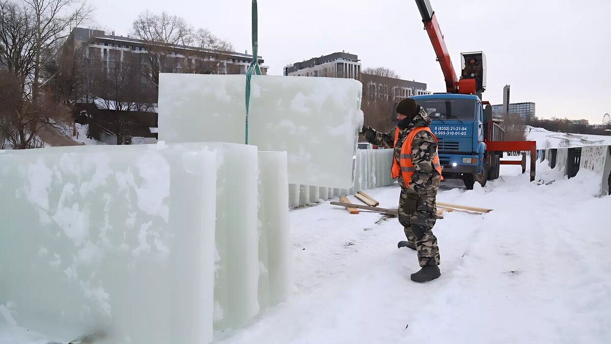     На центральной площади Ижевска началось строительство ледового городка. В этом году он будет посвящен теме русских народных сказок.