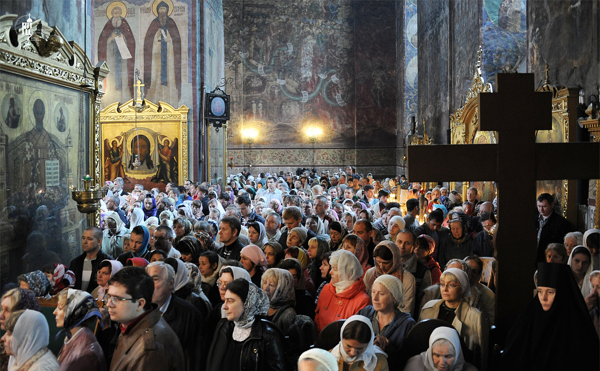 Человек молится в храме. Православная церковь. Прихожане в церкви. Верующие в храме. Дети молятся в храме.