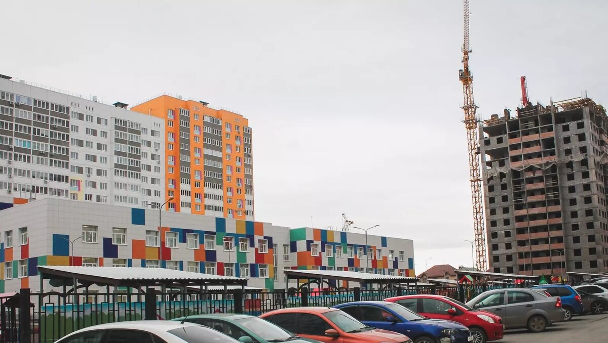     Рынок недвижимости в Москве переживает невероятный подъём: девелоперы купаются в деньгах, а люди смиренно платят им колоссальные суммы. Но как долго это продлится? Что делать, тем кто хочет купить квартиру сейчас — ждать или срочно брать, что дают?