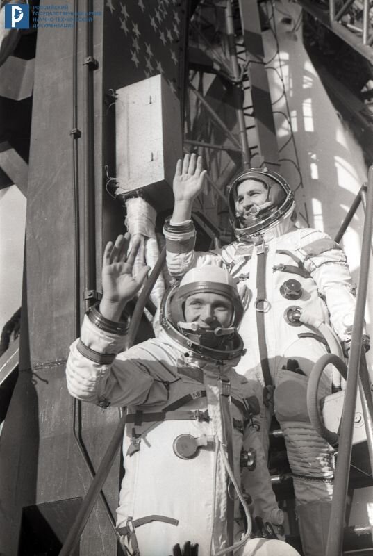 Экипаж космического корабля «Союз-13» – космонавты П.И. Климук и В.В. Лебедев перед стартом прощаются с провожающими на космодроме Байконур. 1973 г. РГАНТД. Арх. № 0-8444.