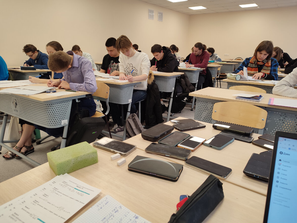 Контрольная. За первой партой одна из девочек, живущих в общежитии, сидит в маечке и в босоножках на босу ногу.