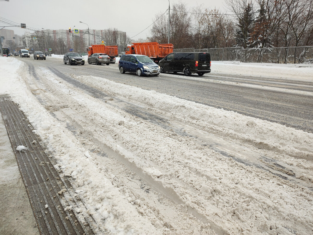 Эти снежные нагромождения у автобусной остановки после того, как прошла снегоочистительная машина. Чтобы войти в дверь автобуса, надо через них перелезть.